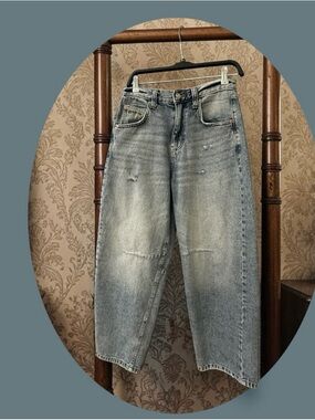 BDG Urban Outfitters Barrel Style Jeans. Size: 28